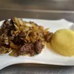 Higado de Pollo Encebollado