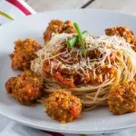 Almôndega c macarrão ao molho sugo