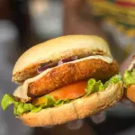 FRANGO BURGUER + BATATA GRÁTIS