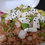 YAKIMESHI CON CAMARÓN  EMPANIZADO
