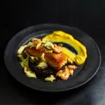 SALMÃO À BELLE MEUNIÈRE COM CAMARÕES