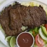 Comida con bistec asado