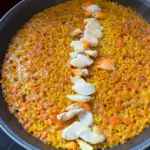 Paella Vieiras y calamares