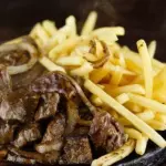 FILÉ COM FRITAS