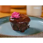Bolo de chocolate adoçado com tâmaras e calda de chocolate