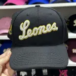 Gorra Leones cursiva