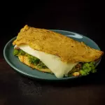 Crepioca de frango com queijo