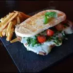 Sandwich Capresse con Papas Fritas