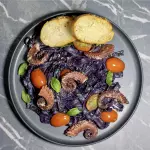Pasta nera con pulpo