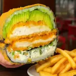 Sushi burger pollo + papas fritas