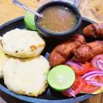 Choricitos con arepitas.