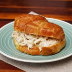 Croissant con pollo y apio