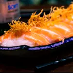 Niguiri Salmão Flambado c/ crispy