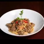 SPAGUETTI AO FUNGHI COM FILÉ