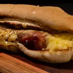 Pão de alho com linguiça toscana