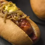 Pancho con carne desmechada+cheddar