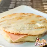 Arepa Con Jamón y Queso Sencillo