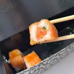 URAMAKI ESPECIAL COM MOLHO DE OSTRA