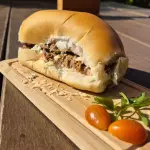 Sanduíche quente de carne desfiada