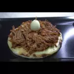 AREPA CON CARNE DESMECHADA