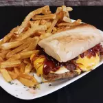 Sandwich Cheddar y Barbacoa c/fritas