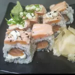 URAMAKI SALMÃO MAÇARICADO 10 UNIDADE