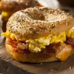 Bagel con Tocino