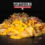Papas Fritas con cheddar & bacon.