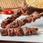 ESPETINHO DE CARNE E LINGUIÇA