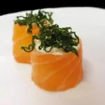 Jōe de salmão e couve crispys
