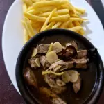 Filete al pil pil con papas fritas