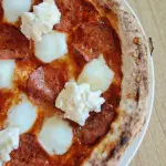Pizza Pepperonni, Miel y Ricotta*