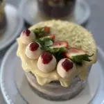 Bolo ninho com geléia de morango