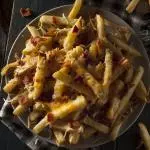 papas fritas con mechada y queso