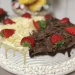 Bolo com ganache e raspas 2 cores.