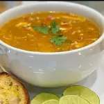 Caldo de carne com ovos