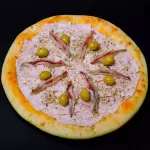Muzzarella con jamón y anchoas