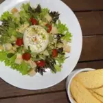 BURRATA ARTESANAL COM MIX DE FOLHAS