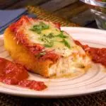 FILÉ DE FRANGO A PARMEGIANA