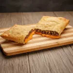 Pastel carne ,queijo e cheddar 20cm