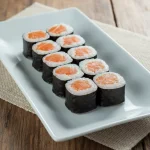 Porção de hossomaki de salmão
