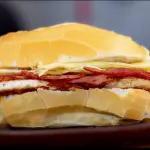 Pão com ovo, queijo e bacon