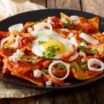Chilaquil con pollo y huevo