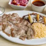 Costilla Asada con Arroz y Frijoles