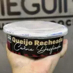 Queijo desfiado com carne