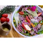 Salada de rosbife com lascas de parmesão