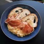 Ovos mexidos com presunto parma