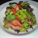 SALADA MEDITERRÂNEA COM SALMÃO
