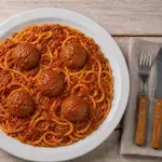 MACARRÃO COM ALMÔNDEGAS AO MOLHO
