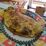 Omelete, com queijo e carne